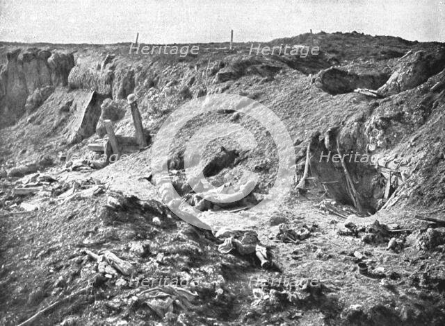 'Le Champ de Bataille de Combles; Les restes d'une installation allemande dans le chemin creux de Co Creator: Unknown.