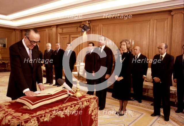 Leopoldo Calvo Sotelo (1926 -), Spanish politician, swears before the King as President of the go…