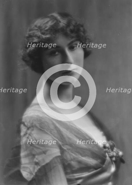 Moller, R., Miss, portrait photograph, 1913. Creator: Arnold Genthe.