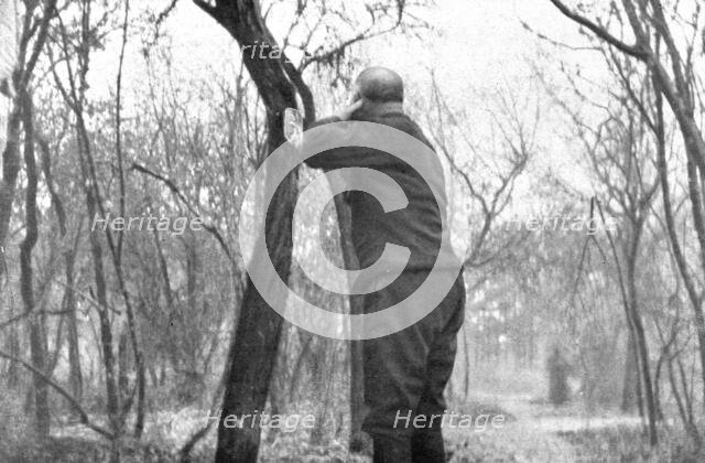 ''La vie en Campagne; Un colonel, la tunique bas, fait sa barbe', 1914. Creator: Unknown.