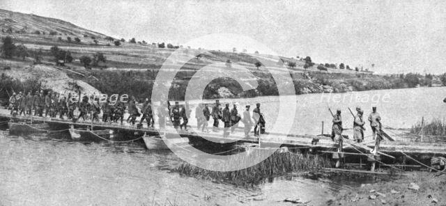 ' Sur le Marne; prisonniers allemands ramenes sur la rive Sud de la Marne, le 22 juillet..., 1918. Creator: Unknown.