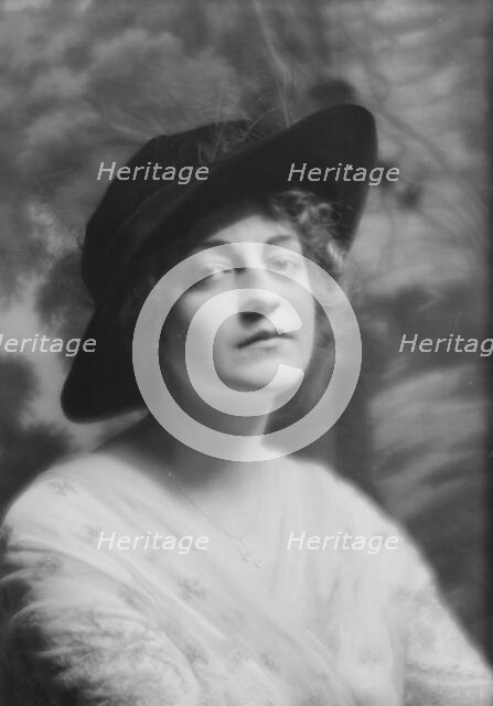 Dottenheim, H., Mrs., portrait photograph, 1913. Creator: Arnold Genthe.