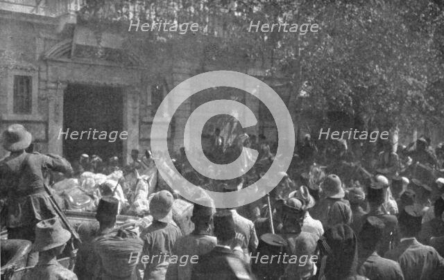 ''L'occupation de Damas; L'emir Feycal, fils du cherif Hussein, roi du Hedjaz, entre..., 1918. Creator: Unknown.