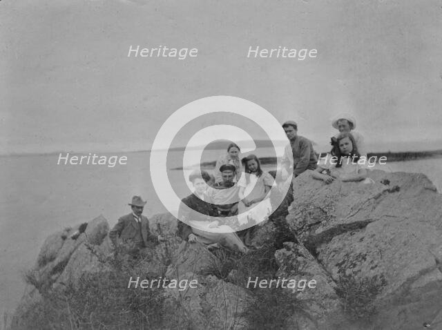 Briner Yuliy Ivanovich with his wife Natalya Iosifovna, children Leonid, Boris, Felix..., 1900. Creator: Unknown.