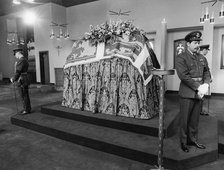 Officers of the RAF with the coffin of the Duke of Windsor, Oxfordshire, England, 31 May 1972. Artist: Unknown