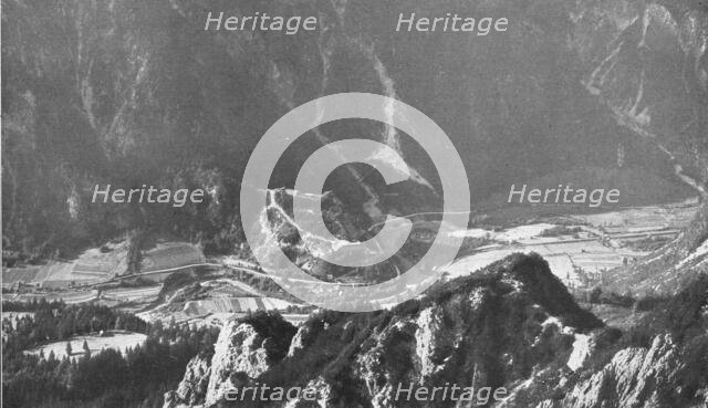 'Le fort autrichien de Malborghetto ou fort Hensel(au centre de la vue), qui commandait..., 1916. Creator: Unknown.