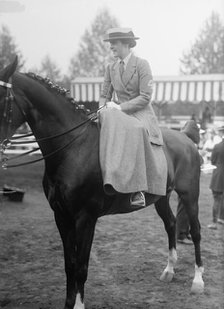 Horse Shows - Mrs. C.A. Munn, 1916. Creator: Harris & Ewing.