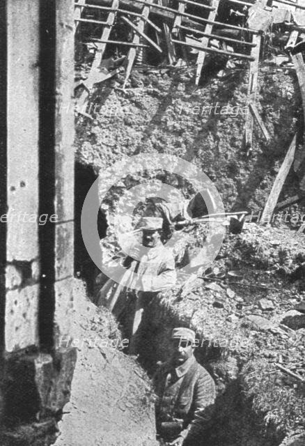 'Dans Neuville-Saint-Vaast; Nous avions penetre, le 9 mai, dans Neuville', 1915. Creator: Unknown.