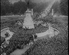 Crowds Surrounding Buckingham Palace, 1929. Creator: British Pathe Ltd.