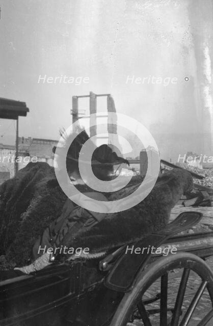 Bernhardt, Sarah, in carriage in San Francisco after the earthquake and fire of 1906, 1906 Apr. Creator: Arnold Genthe.