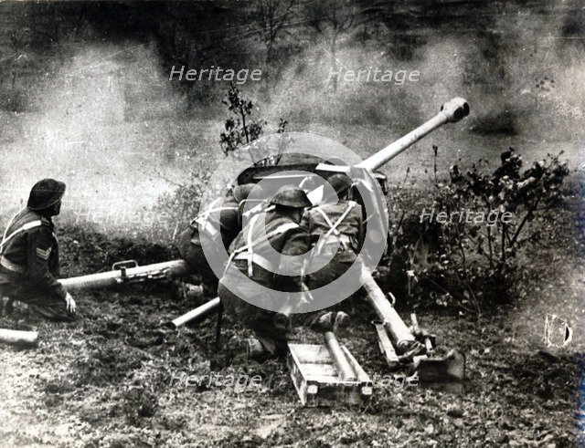 New Zealand anti-tank gun crew in action, near Cassino, Italy, World War II, 1944. Artist: Unknown