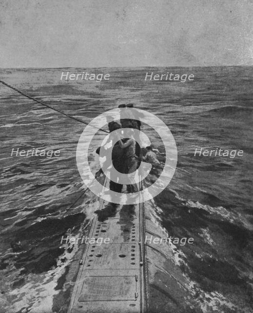 'Sur le pont du sous-marin : les marins britanniques sauvant ceux qui, une..., 1916. Creator: Unknown.