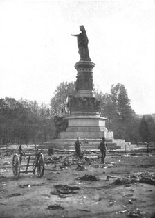 ''Trente Italienne; Les vestiges de la fuite autrichienne autour du monument du Dante', 1918. Creator: Unknown.