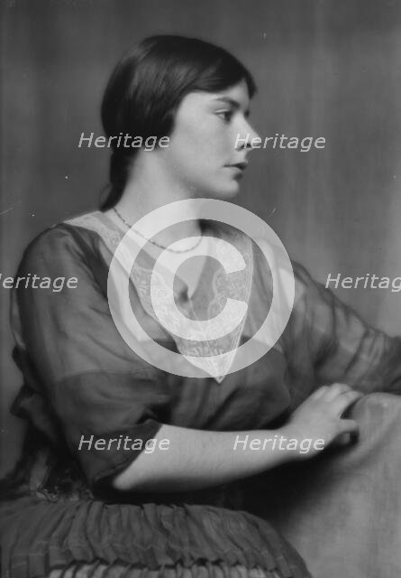 Damrosch, Polly, Miss, portrait photograph, 1914 Mar. 27. Creator: Arnold Genthe.