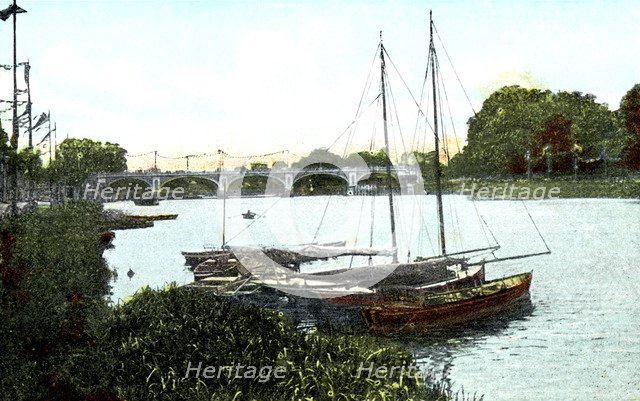 New lock and bridge, Richmond, London, 20th Century. Artist: Unknown