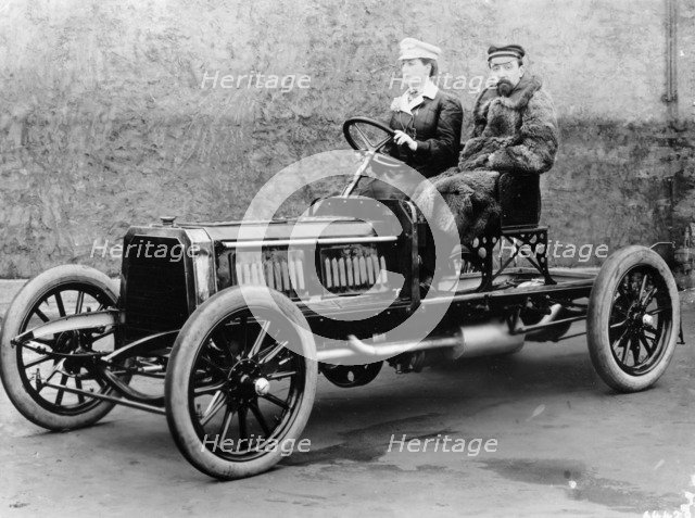 Madame du Gaste and Monsieur Barbarou in a Benz Parsifal, 1903. Artist: Unknown