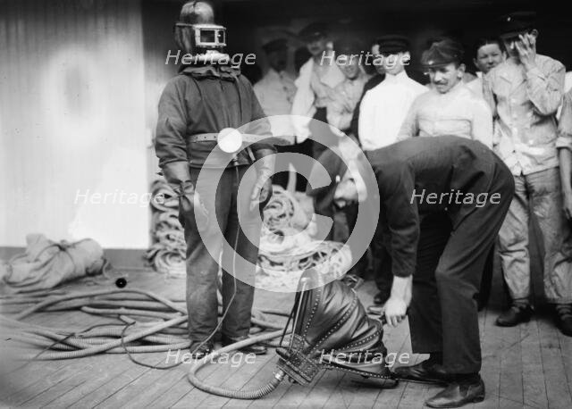 Getting ready for fire KAISER WILHELM the 2nd, between c1910 and c1915. Creator: Bain News Service.