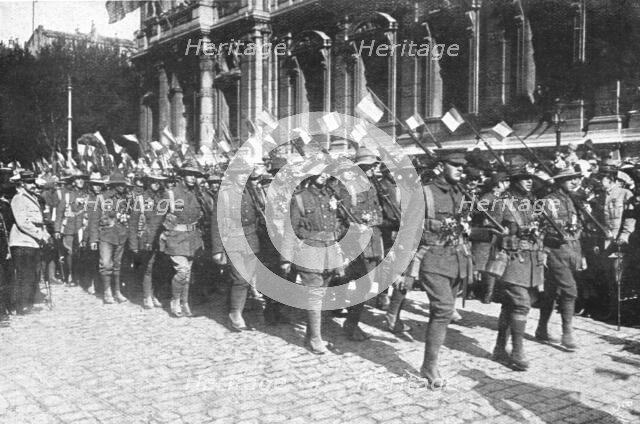 ''Aux armees Britanniques; L'arrivee a Marseille, le 7 mai, d'un contingent australien', 1916 (1924) Creator: Unknown.