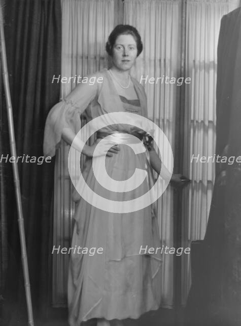 Miss Margaret Payson, portrait photograph, 1918 Mar. 16. Creator: Arnold Genthe.