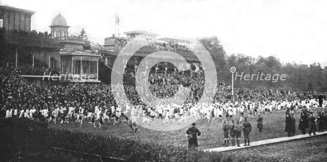 'Le "Cross" des allies a Auteuil; le bataillon des concurrents francais, anglais et belges...', 1916 Creator: Unknown.