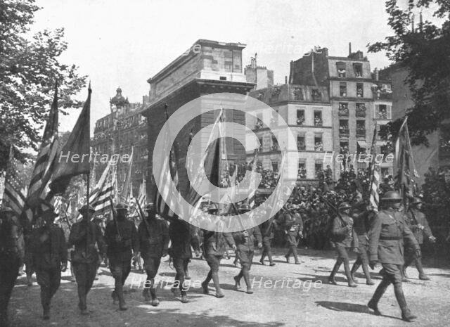 'Le jour de gloire; au coeur de Paris: le defile sur les grands boulevards jusqu'a la place..., 1919 Creator: Unknown.