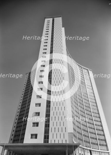 Empress State Building, Lillie Road, Earl's Court, Hammersmith and Fulham, London, 05/06/1962. Creator: John Laing plc.