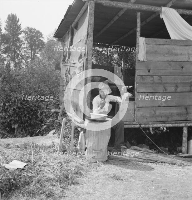 Grower provides fourteen such shacks..., near Grants Pass, Josephine County, Oregon, 1939. Creator: Dorothea Lange.