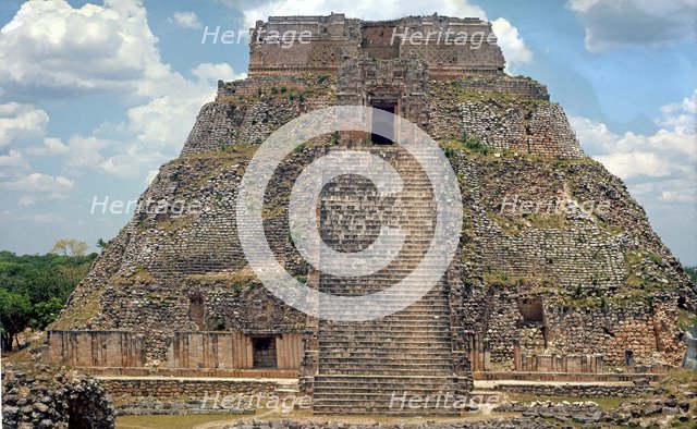 Fortune-Teller' Pyramid, built in Uxmal (Yucatán) to the 6th century.