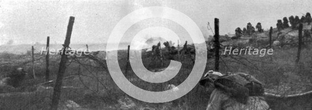 ''Une contre-attaque sur les pentes de Douaumont, le 11 avril dernier', 1916. Creator: Unknown.