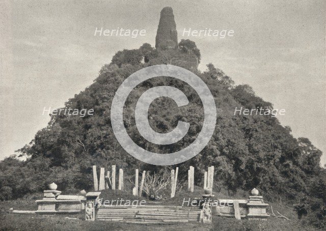 'Jetawanarama Dagoba, die jungste der drei grossen Dagobas von Anurdhapura (Ende des 3. Jahrh. n. Ch Artist: Unknown.