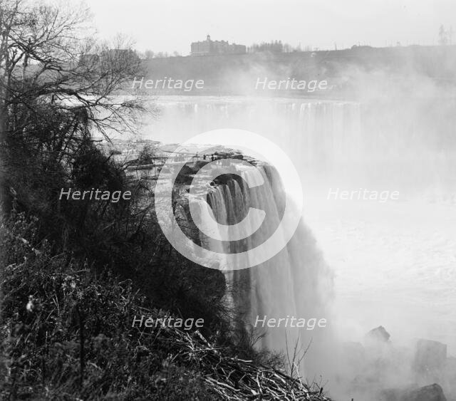 Terrapin Point, Goat Island, Horseshoe Falls, Niagara Falls, N.Y., between 1900 and 1915. Creator: Unknown.