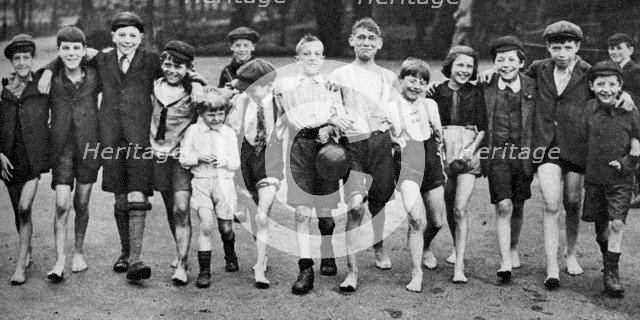 A group of summer paddlers heading for the Serpentine, London, 1926-1927. Artist: Unknown