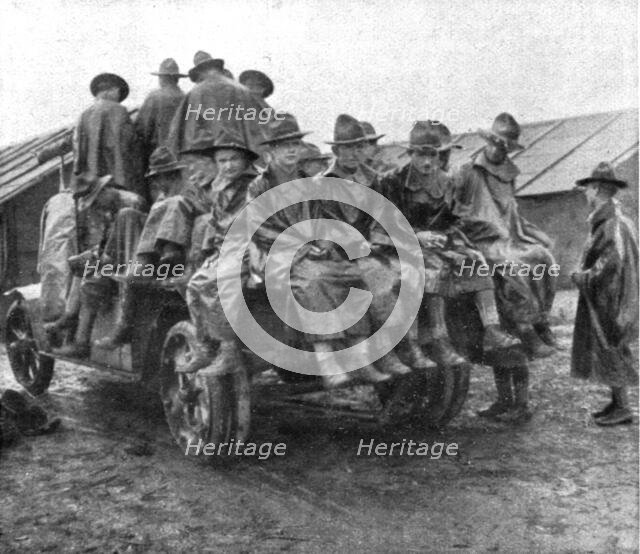 'L'Installation en France de L'Avant-Garde Americaine; Un groupe en manteau de pluie..., 1917. Creator: Unknown.