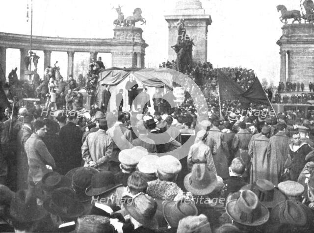 'La Nouvelle Europe; La propagande en Hongrie; A Budapest, devant le monument du Millenaire.., 1919. Creator: Unknown.