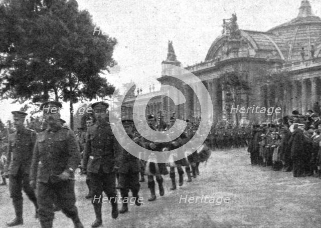 ''Le 14 juillet 1916 a Paris; les "Bag-pipers" ecossais', 1916. Creator: Unknown.