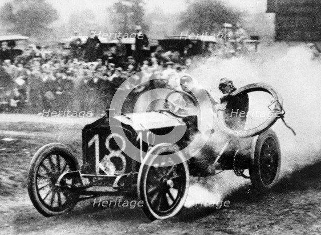 Duray driving a De Dietrich in the Vanderbilt Cup, Long Island, NY, USA, 1906. Artist: Unknown