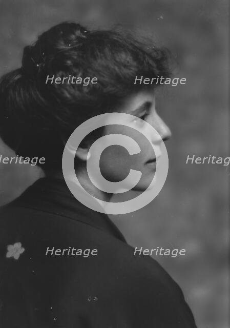 Buell, Miss, portrait photograph, 1914 Sept. 18. Creator: Arnold Genthe.