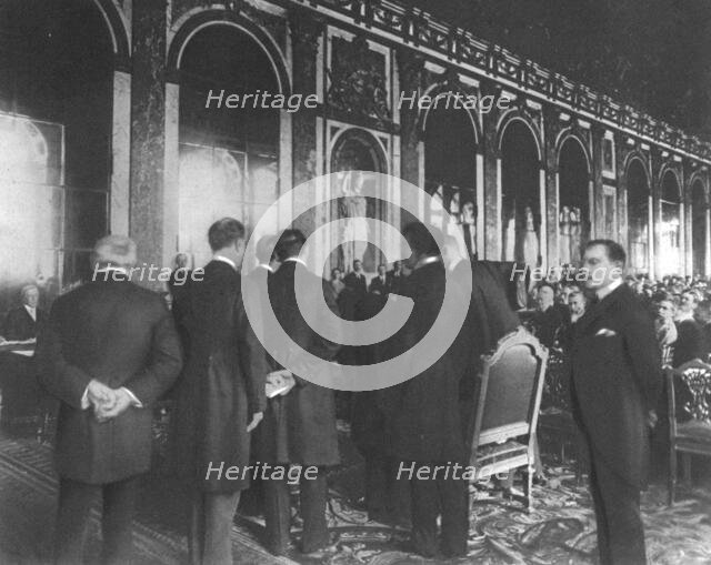 'La signature du traite de paix a Versailles; Le premier plenipotentiaire allemand, M..., 1919. Creator: Unknown.