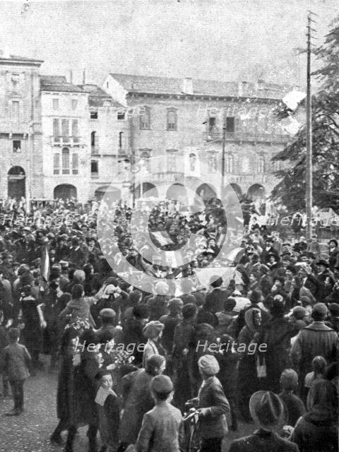 French Troops in Italy; In Verona: French officers are cheered by the crowd ..., 1917. Creator: Unknown.