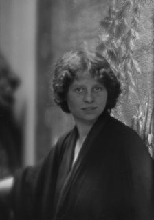 Ormeston, Leslie, Miss, portrait photograph, 1913 Feb. 4. Creator: Arnold Genthe.