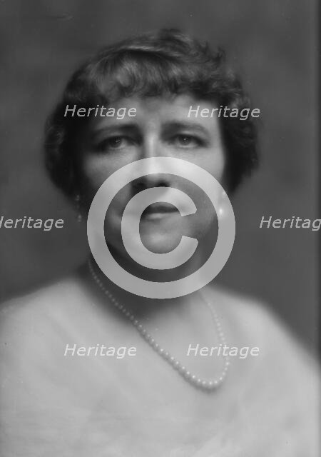 Velie, W.L., Mrs., portrait photograph, 1913. Creator: Arnold Genthe.