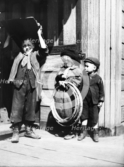 Bargee children, London, c1905. Artist: Unknown