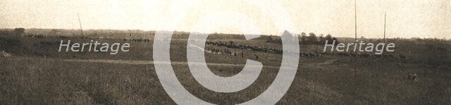 'A l'est de Montdidier; batterie d'artillerie de campagne progressant avec l'infanterie', 1918. Creator: Unknown.