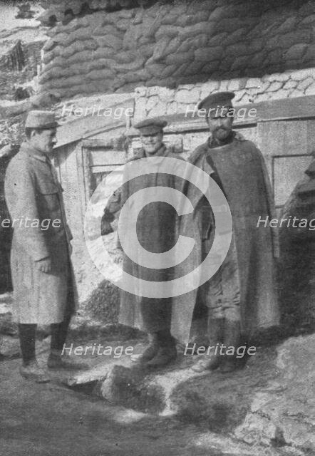 'Sur le Front; Soldats russes, prisonniers des Allemands depuis juillet 1915, qui..., 1915. Creator: Unknown.