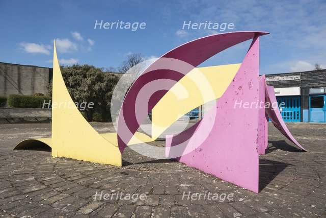 'Dunstable Reel', sculpture by Philip King, Countesthorpe, Leicestershire, 2015 Artist: Steven Baker.
