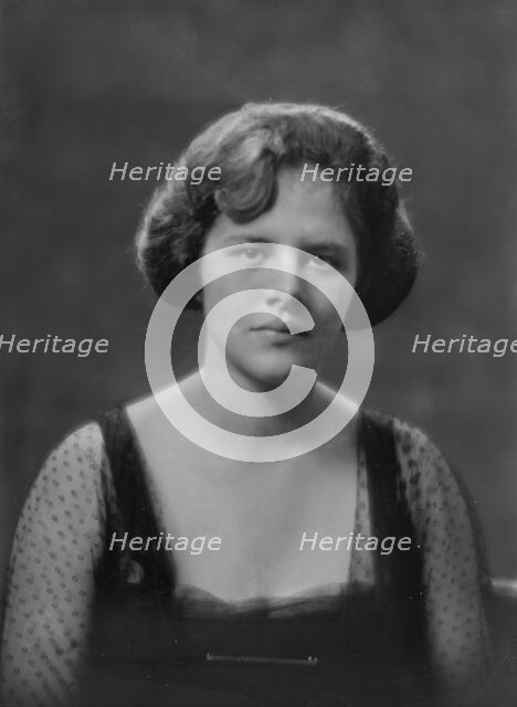 Miss L.S. Gordon, portrait photograph, 1919 June 7. Creator: Arnold Genthe.