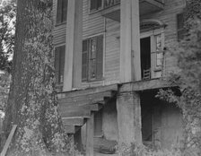 Antebellum plantation house in Greene County, Georgia, 1937. Creator: Dorothea Lange.