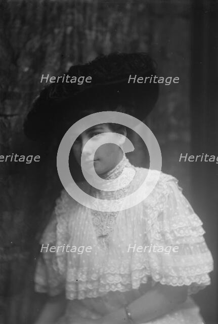 Spencer, Lillian, portrait photograph, 1913. Creator: Arnold Genthe.