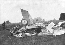 ''Un heros de l'aviation Britannique; le Lieutenant Warneford; les debris de l'appareil avec...1915. Creator: Unknown.