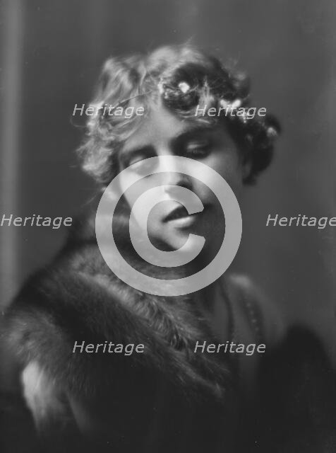 Mrs. Sinclair, portrait photograph, 1918 Feb. 5. Creator: Arnold Genthe.